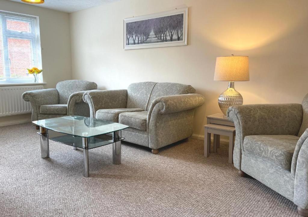 Ashford Holiday Home Smithy Drive Sleeps 5 Free Wifi And Vehicle Parking Kingsnorth Bagian luar foto