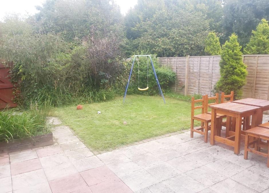Ashford Holiday Home Smithy Drive Sleeps 5 Free Wifi And Vehicle Parking Kingsnorth Bagian luar foto